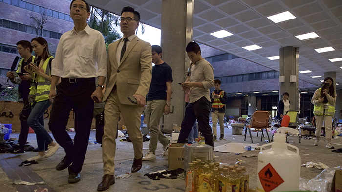 在区议会选举中获胜的香港民主派两名议员2019年11月25日进入香港理工大学校园(美联社)