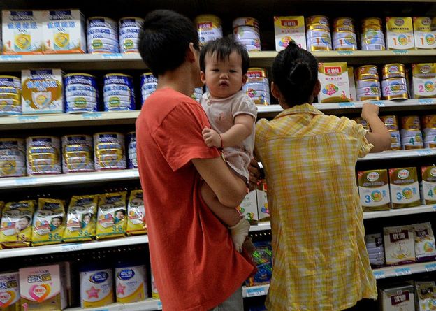 北京的一个中国家庭在商店为孩子选购奶粉。