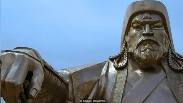 成吉思汗是13世纪蒙古统一和蒙古帝国的缔造者，被许多蒙古人当作民族英雄和祖先来崇拜。