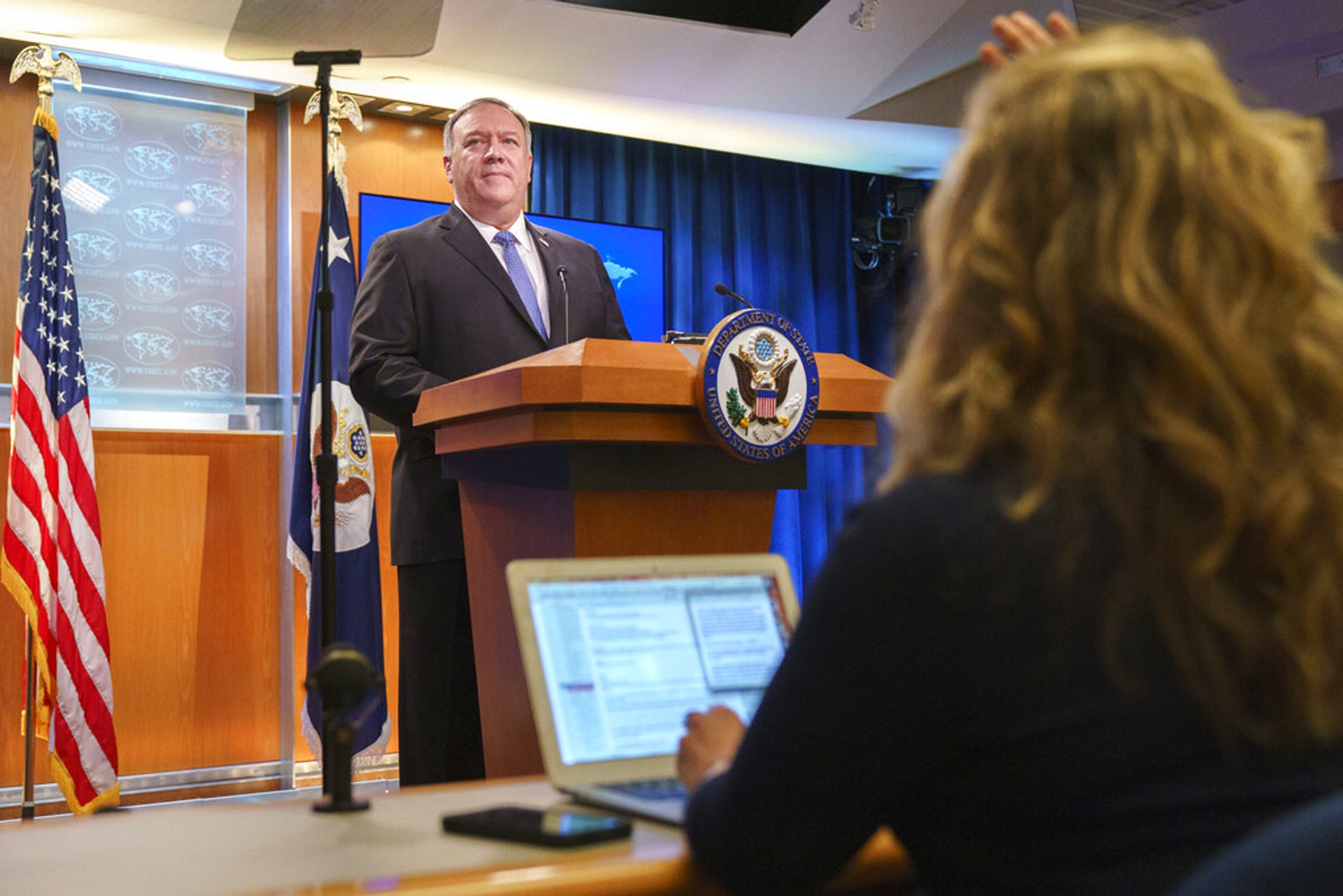 圖為美國務卿蓬佩奧11月10日在華盛頓的國務院出席記者會，他說美國將平穩過渡到「第二屆特朗普政府」引發爭議。（AP）