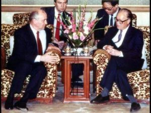 1989年5月，戈尔巴乔夫访问北京，和赵紫阳会谈，引起邓小平不满。