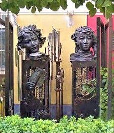 “白霓贯日，彗星袭月。”“忠骸何在？浩气长存！”严正学、朱春柳伉俪为林昭、张志新创作的英烈双雕。